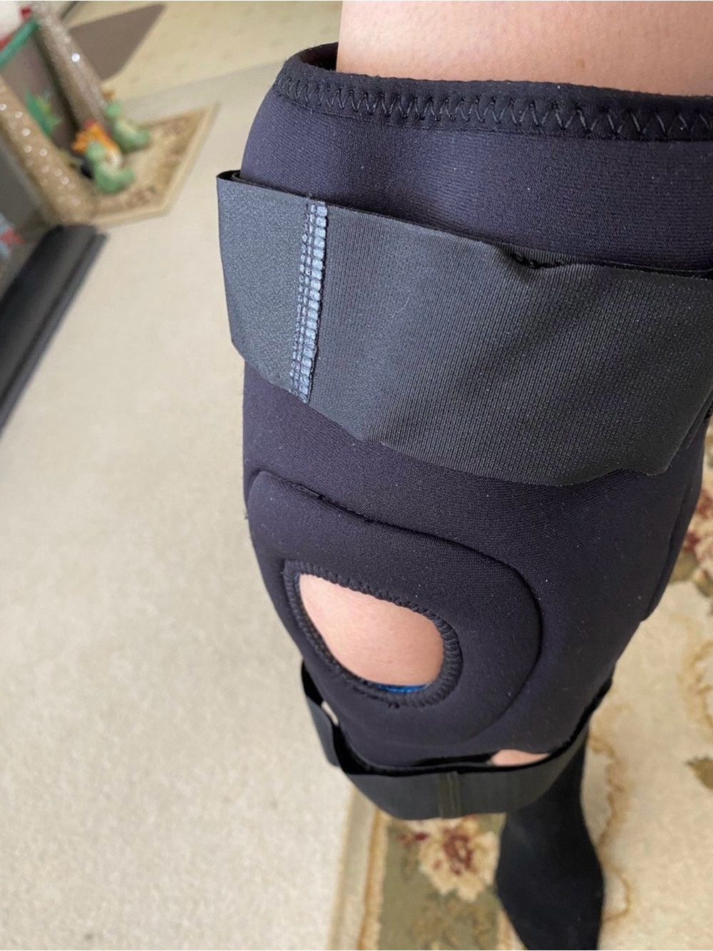 Men’s Form Fit Neoprene Knee Support 
One piece only. I have 3 Available ( New)
